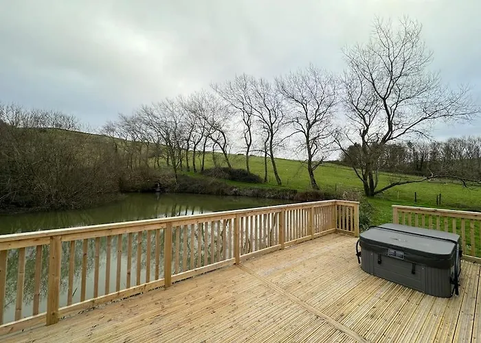 Shepherds Hut/Hot Tub Private Lake Jurassic Coast