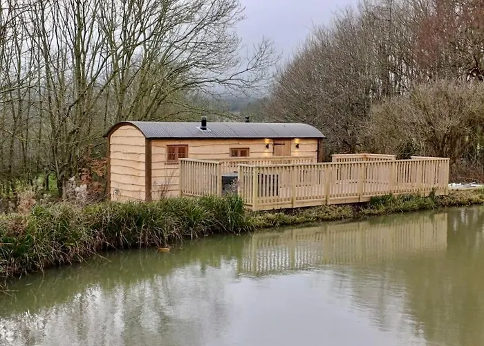 Shepherds Hut/Hot Tub Private Lake Jurassic Coast