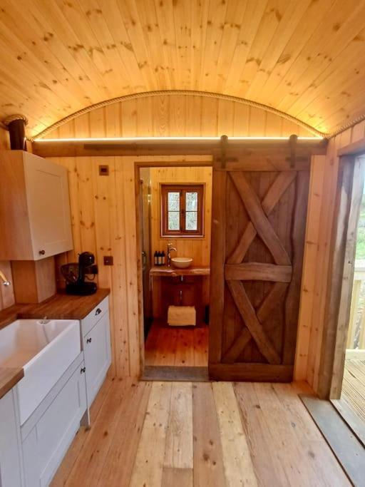Shepherds Hut/hot Tub Private Jurassic Coast Holiday home Bridport